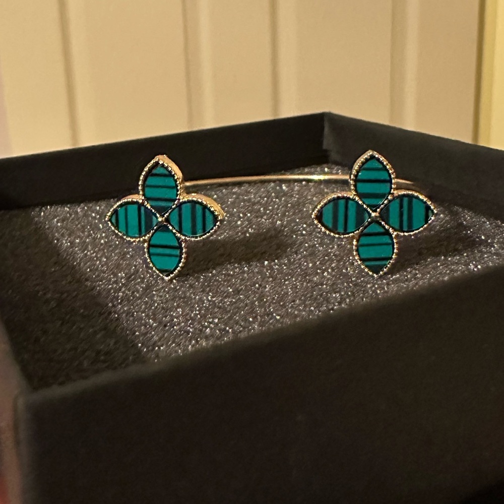 Flower Bracelets in gold tone. NWT - Picture 3 of 7